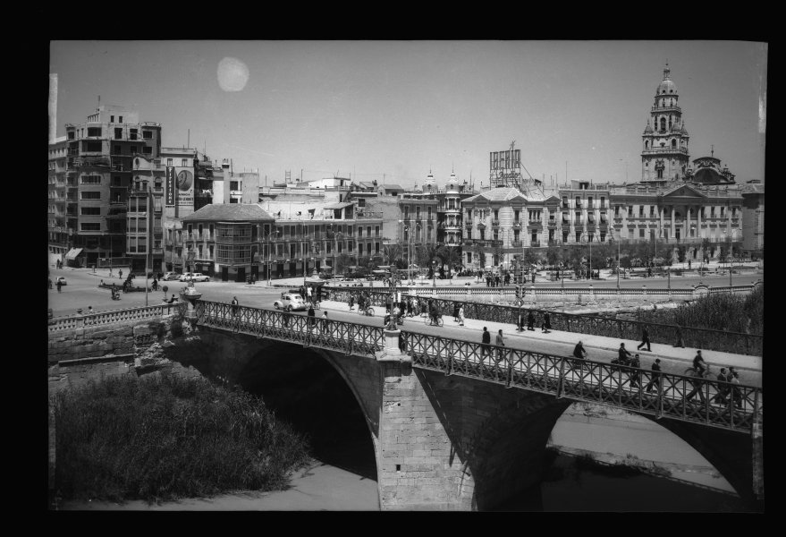 Calle y vida de barrio en Murcia en el pasado, escena de memoria e infancia