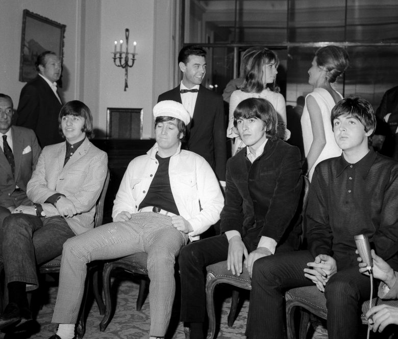 jóvenes en instituto años 60 generación que creció con The Beatles en Murcia