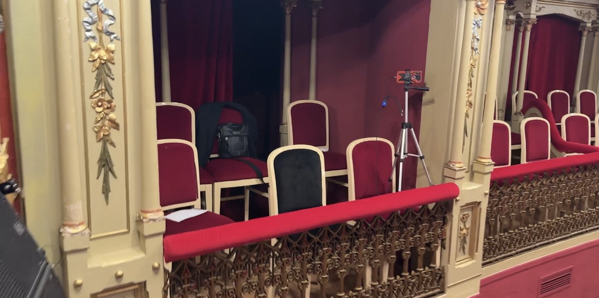 Silla negra entre las sillas rojas del palco 10 del Teatro Romea de Murcia.